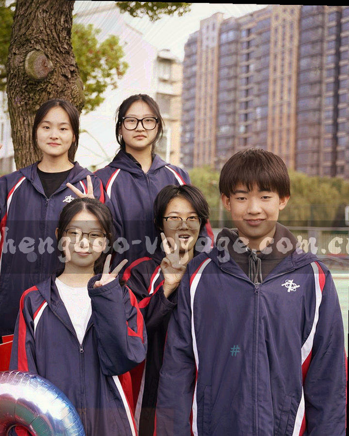 两部手机界面轮廓并排，用细刻度线标出差异位置，不出现真实截图与人脸，象征移动端焕新版的逐项对照